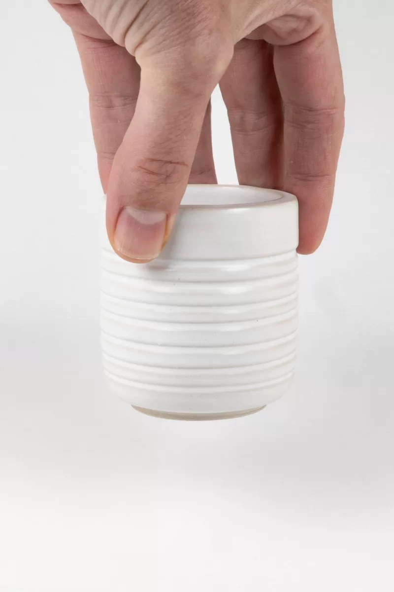 Tasse à café blanc mat en grès faite à la main. Tasse artisanale au design strié, élégante et exclusive, prise en main agréable.