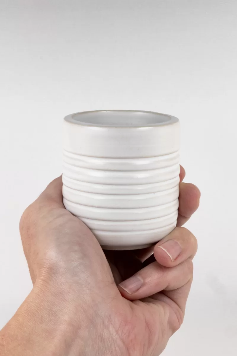 Tasse à café blanc mat en grès faite à la main. Tasse artisanale au design strié, élégante et exclusive, prise en main agréable.