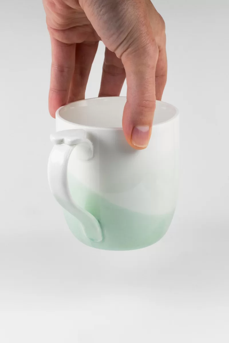 Tasse Artisanale - Porcelaine aux teintes uniques, émaillée en transparent brillant avec un cœur délicat sur l'anse. Idéale pour un thé réconfortant.
