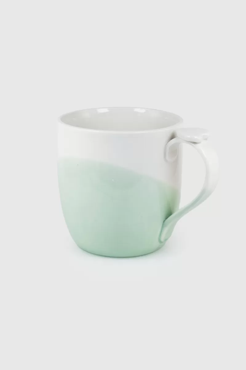 Tasse Artisanale - Porcelaine aux teintes uniques, émaillée en transparent brillant avec un cœur délicat sur l'anse. Idéale pour un thé réconfortant.