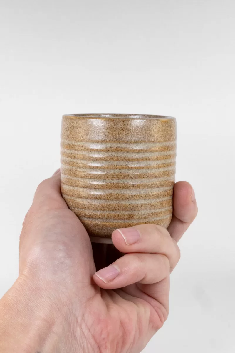 Tasse à café de couleur sable en grès faite à la main - Tasse artisanale au design strié, élégante et originale, prise en main agréable.