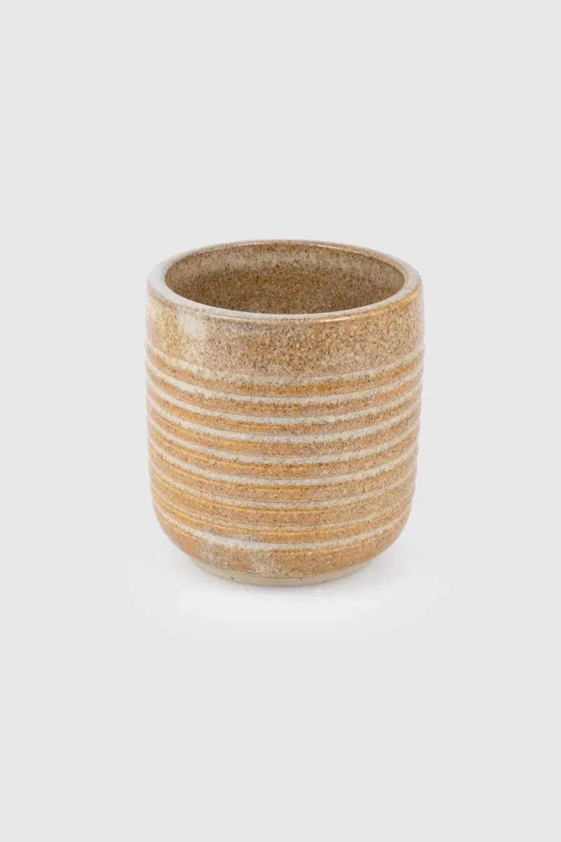 Tasse à café de couleur sable en grès faite à la main - Tasse artisanale au design strié, élégante et originale, prise en main agréable.