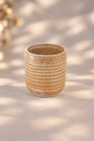 Tasse à café de couleur sable en grès faite à la main - Tasse artisanale au design strié, élégante et originale, prise en main agréable.