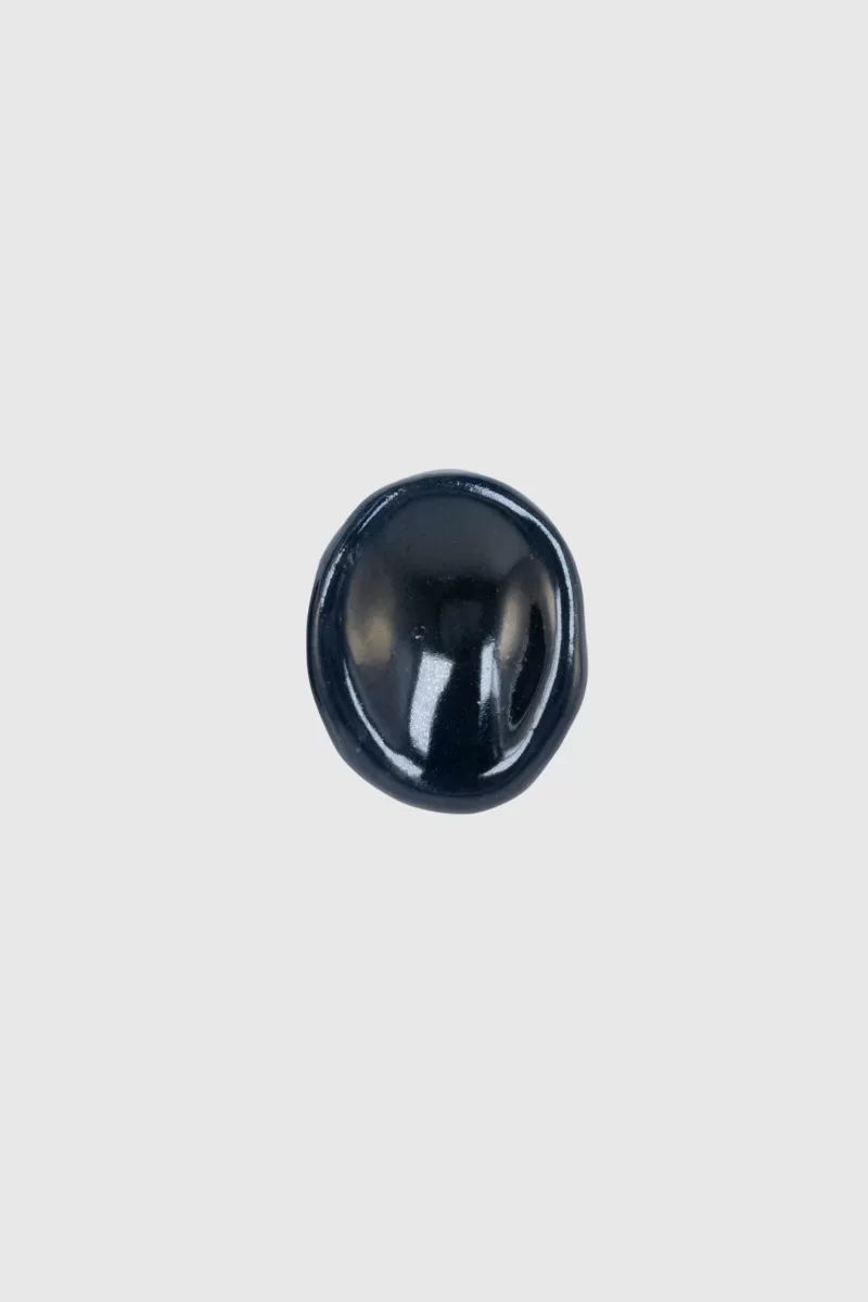 Worry stone bleue en porcelaine noire avec texture - conçue pour offrir une expérience apaisante grâce à son émail délicat et à ses reliefs texturés, idéale pour soulager le stress et l'anxiété.