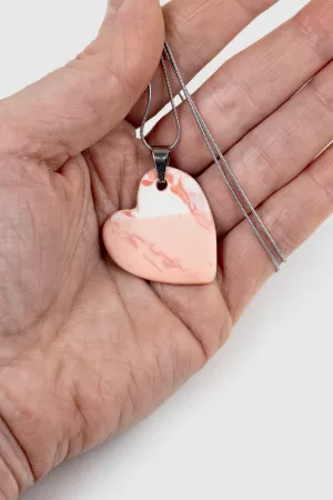 Pendentif cœur en porcelaine, pièce unique. Un bijou délicat pour exprimer l'amour avec élégance.
