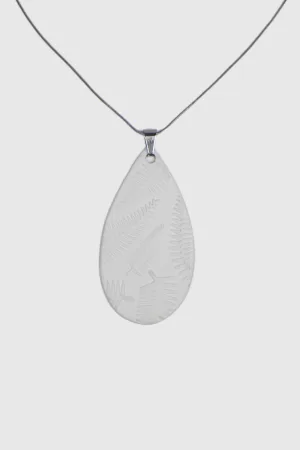 Pendentif en porcelaine de forme organique avec motifs végétaux, fait main, sans émaillage, avec chaîne en acier inoxydable.