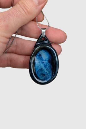 Worry stone: Galet en porcelaine "galaxie" avec émail brillant, monté en collier.